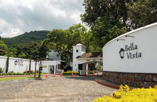 Jocotenango Casa | Condominio Exclusivo y Colonial, Jacuzzi Privado, Terraza, Jardin