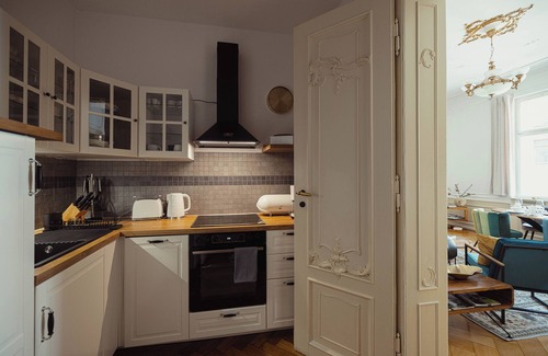 Zeitz Apartamento | Exclusive Arthur vacation apartment in a historic townhouse in a prime central location!