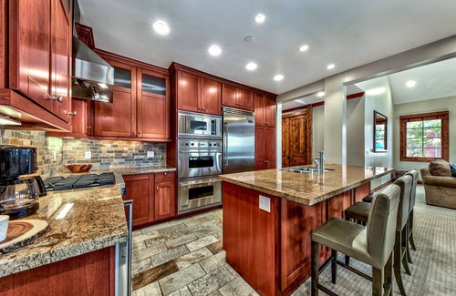 Sierra Shores Condominio | Exclusive! Balconies w/ lake views, 3 masters, 2 kings, Pool,AC+Sierra Shores