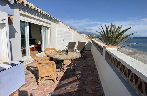 Bahia de Casares Apartamento | Dúplex de lujo en la playa de La Perla de la Bahía