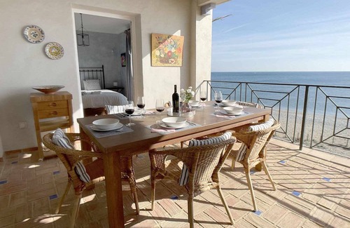 Bahia de Casares Apartamento | Dúplex de lujo en la playa de La Perla de la Bahía