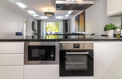 Golden Mile Apartamento | Exclusive Beachside Apartment in Puente Romano