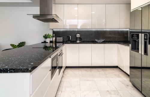Golden Mile Apartamento | Exclusive Beachside Apartment in Puente Romano