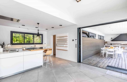 Soorts-Hossegor Casa | Villa contemporánea con piscina climatizada entre lago y mar.