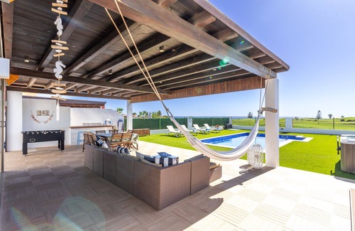Costa de Antigua Villa | Exclusiva, Jacuzzi, Vista a Mar, Piscina Climatizada, Parque Infantil, A/C
