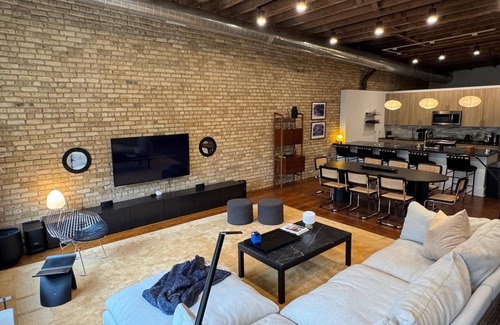 West Loop Apartamento | Exclusive Fulton Market Retreat: 3BR Loft + Private Rooftop Lounge