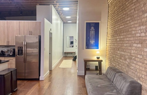 West Loop Apartamento | Exclusive Fulton Market Retreat: 3BR Loft + Private Rooftop Lounge
