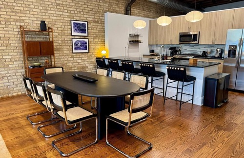 West Loop Apartamento | Exclusive Fulton Market Retreat: 3BR Loft + Private Rooftop Lounge