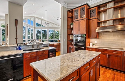 Barium Springs Chalet De Esquí | Exclusive Grand Lakefront Escape on Island