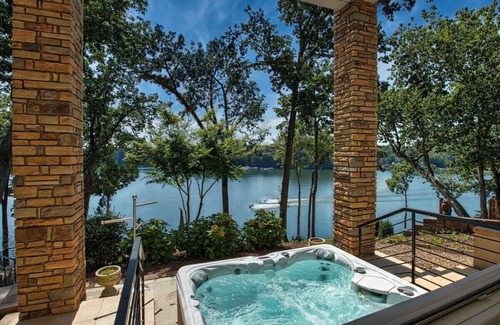 Barium Springs Chalet De Esquí | Exclusive Grand Lakefront Escape on Island
