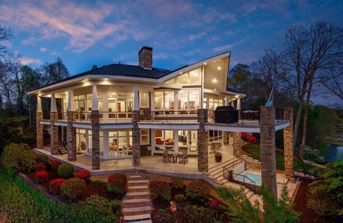 Barium Springs Chalet De Esquí | Exclusive Grand Lakefront Escape on Island