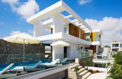 Paphos Villa | Exclusive Luxury Beachfront Villas - Prime Tourist Beach Location - SA
