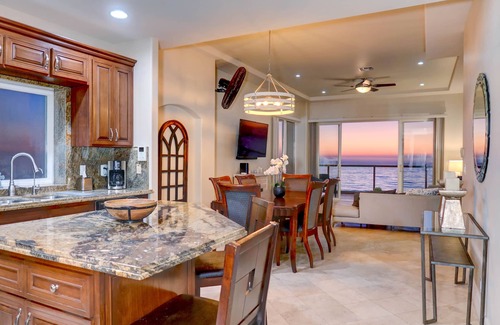 Villa del Mar Condominio | Exclusive Oceanfront Penthouse/5 Min to Papas&Beer