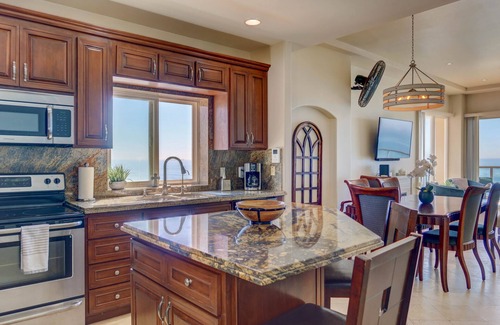 Villa del Mar Condominio | Exclusive Oceanfront Penthouse/5 Min to Papas&Beer