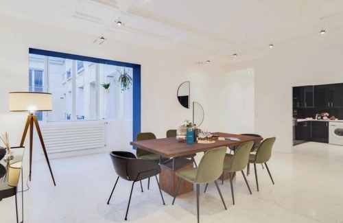 Champs-Elysees Apartamento | EXCLUSIVE PARIS GETAWAY: LUXURIOUS APARTMENT, CHAMPS-ELYSÉES – 230SQM–4 BEDROOMS