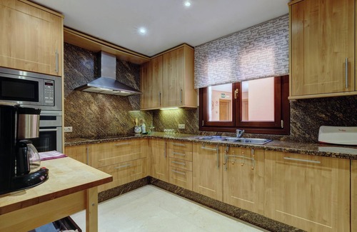 New Golden Mile Casa | "Exclusive frontline beach penthouse" con Piscina, Terraza y Wi-Fi; mascotas permitas