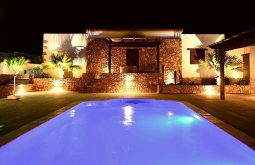 Puerto del Rosario Condominio | Exclusive residence consisting of 5 apartments with shared pool.