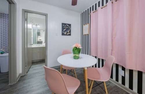 North University Apartamento | *Exclusive Stay* A Touch of Pink* Central/Downtown