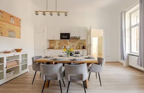 Palace District Apartamento | Exclusive Three-Bedroom Apartment