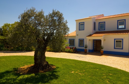 Meia Praia Villa | Exclusiva villa vacacional con vista al mar y piscina climatizada.