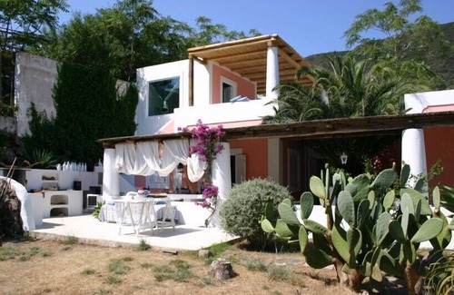 Panarea Villa | Exclusiva villa en Panarea con jardín privado y terraza con vistas al mar