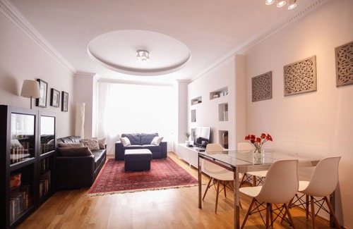 Vinohrady Apartamento | Ubicación exclusiva de Vinohrady - Encantador 2 dormitorios / 2 baños con balcón y ascensor