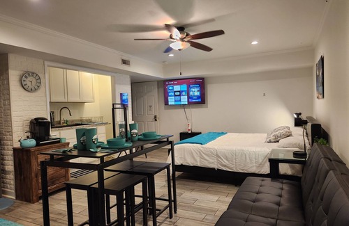 Kernersville Casa | Exec Suite King Bed Hot Tub Gym Laundry