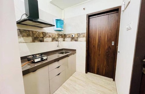 Kandivali East Apartamento | Executive 1BHK Suite | Near Link Road