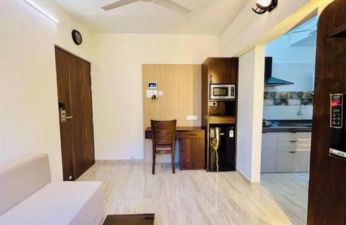 Kandivali East Apartamento | Executive 1BHK Suite | Near Link Road