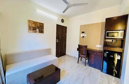Kandivali East Apartamento | Executive 1BHK Suite | Near Link Road