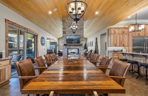 Sunriver Casa | Executive 8BR 8.5 BA Luxury Lodge Home, Sleeps 20
