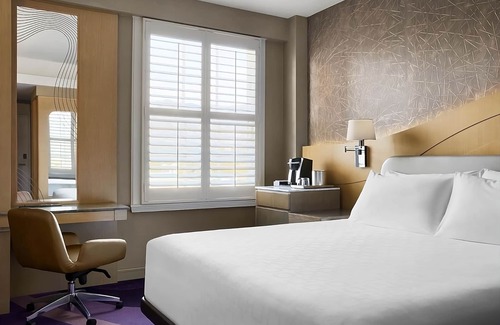 Pasadena Hotel | Executive Corner 1 King Bed w/ Balcony & Pool View Room at Pasadena Hotel