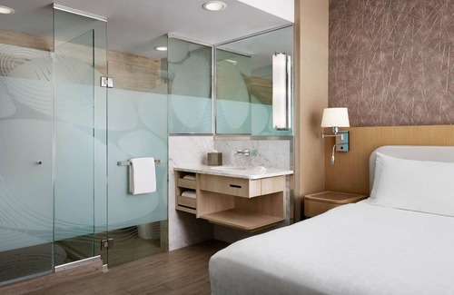 Pasadena Hotel | Executive Corner 1 King Bed w/ Balcony & Pool View Room at Pasadena Hotel