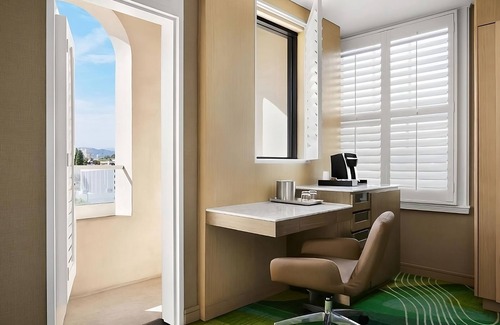Pasadena Hotel | Executive Corner 1 King Bed w/ Balcony & Pool View Room at Pasadena Hotel