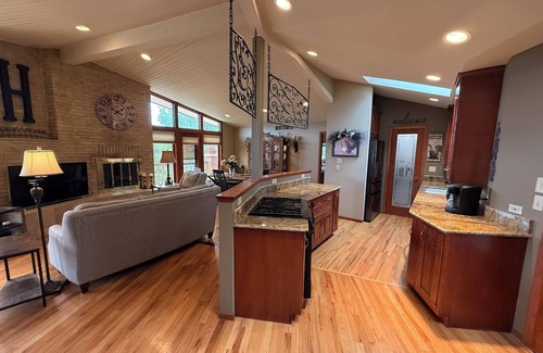 Rapid City Casa | Executive Custom west side home, 10 minutes to downtown, 1 acre, in city limits