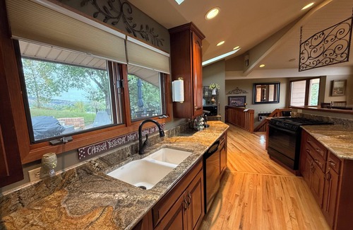 Rapid City Casa | Executive Custom west side home, 10 minutes to downtown, 1 acre, in city limits