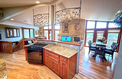 Rapid City Casa | Executive Custom west side home, 10 minutes to downtown, 1 acre, in city limits