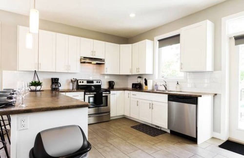 Jasper Place Casa | Executive Home - Long Stays - Garage - WiFi & NFLX