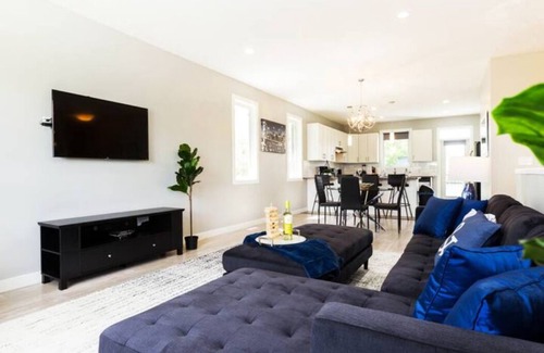 Jasper Place Casa | Executive Home - Long Stays - Garage - WiFi & NFLX