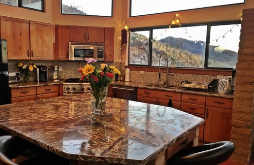 Talavera Casa | ¡Casa ejecutiva con vistas infinitas en Soledad Canyon!
