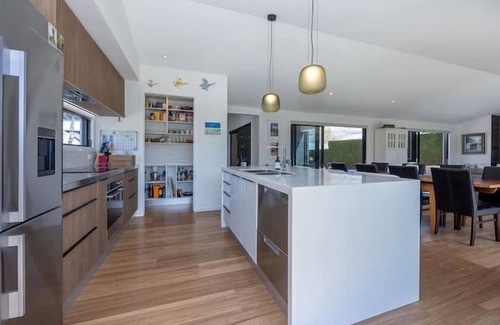 Wanaka Casa | Executive House with Spa and Views - 4 Bedroom House with a Spa