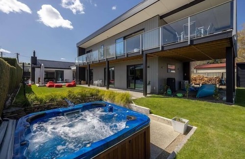 Wanaka Casa | Executive House with Spa and Views - 4 Bedroom House with a Spa