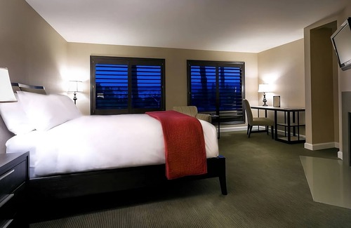 Cupertino Hotel | Executive King Bed at Cupertino Hotel, Free Breakfast, Parking, Onsite Pool