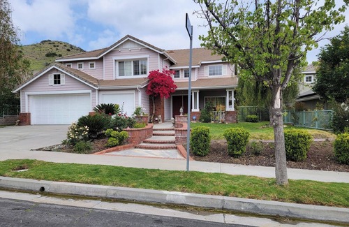 Canoga Park Casa | Executive Living, Scenic location 5+3 furnished; pool and entertainer's backyard