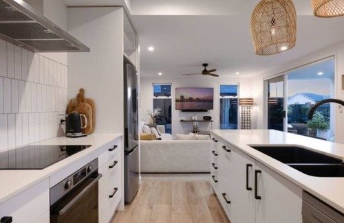Papamoa Beach Casa | Executive Modern Home