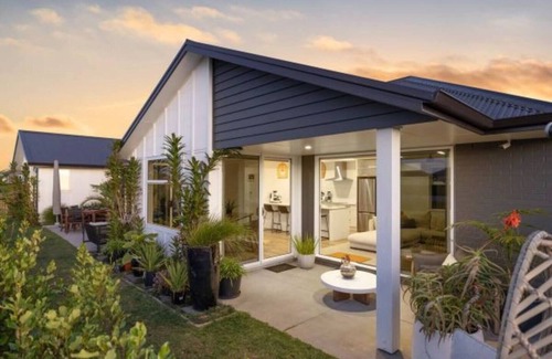 Papamoa Beach Casa | Executive Modern Home