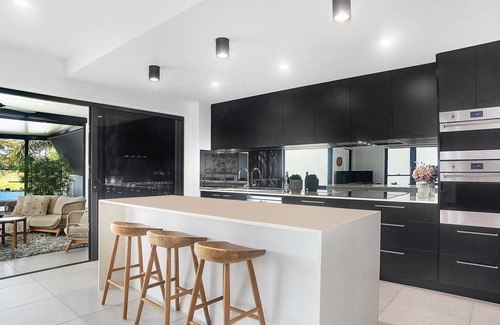 Maroochydore Casa | Executive modern waterfront house