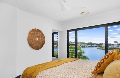 Maroochydore Casa | Executive modern waterfront house