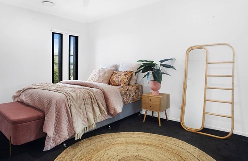 Maroochydore Casa | Executive modern waterfront house