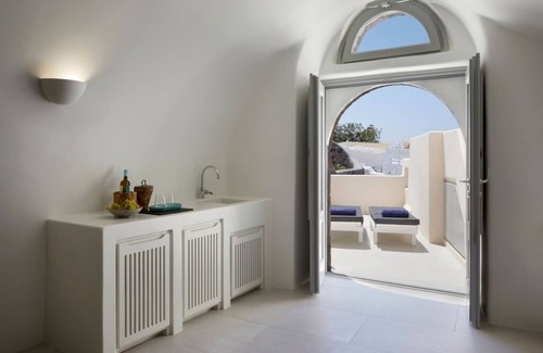 Oia Hotel | Executive One-Bedroom Cave Suite